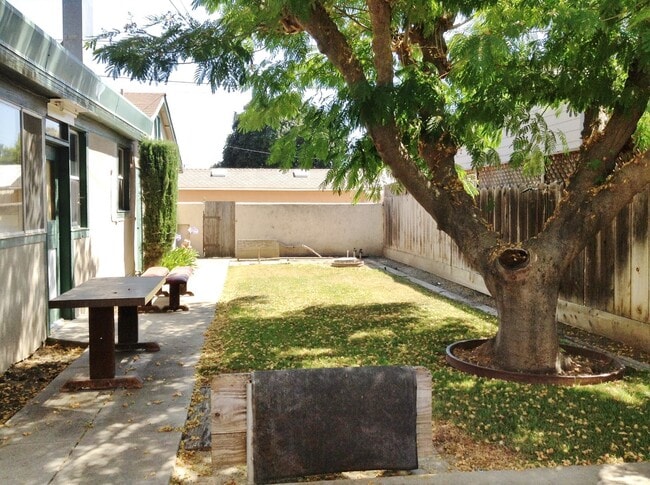 Building Photo - Lovely 3 Bedroom 2 Bath Single Story in Hollister