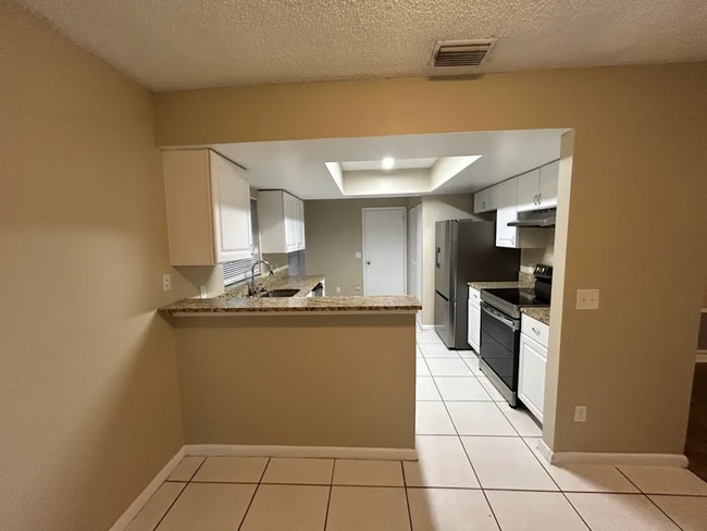 Building Photo - 233 Regal Park Dr