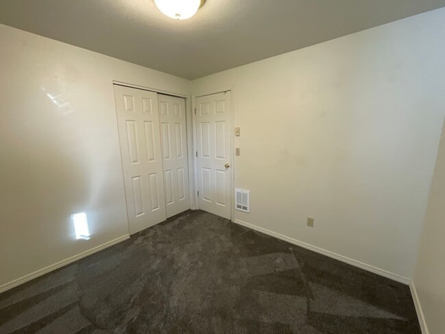 Building Photo - 3 Bedroom / 2 Bathroom Home in SW Redmond