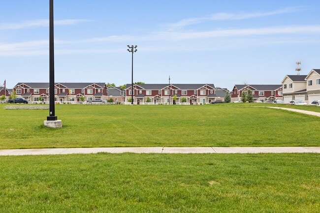 Building Photo - Beautiful 3-Bedroom Townhome with Park Views- Available July 25th!