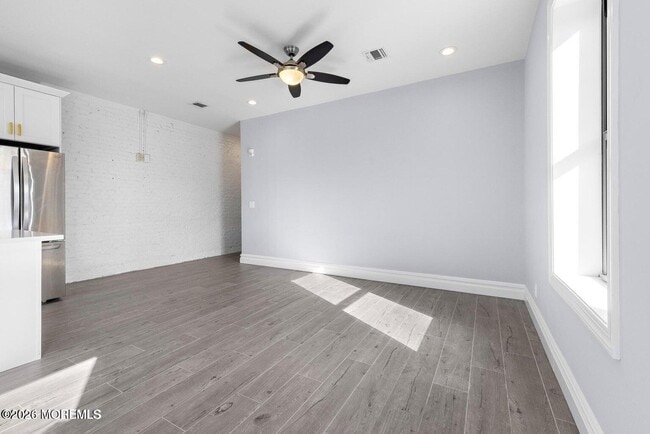 Building Photo - 160 Monmouth St