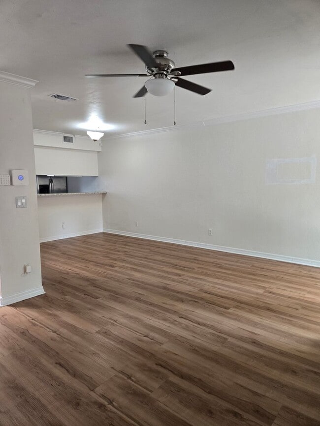 Building Photo - Spacious 2-bedroom, 1.5-bath end-unit townhouse in Carriage House