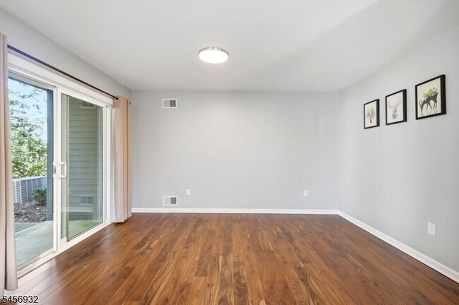 Building Photo - 81 Village Cir