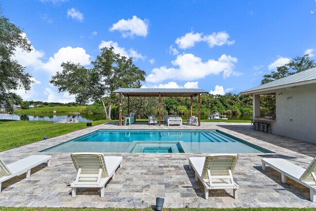 Building Photo - 12955 SW Kanner Hwy