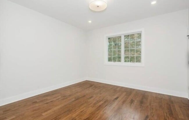 Building Photo - 142 Maple Ave