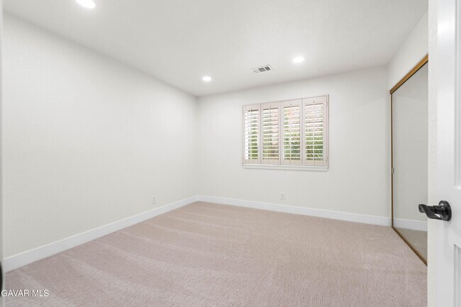 Building Photo - 41901 Cll Clarita