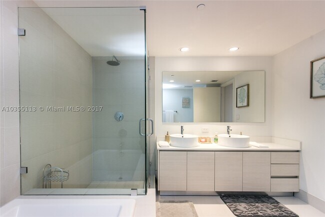 Building Photo - 2600 E Hallandale Beach Blvd