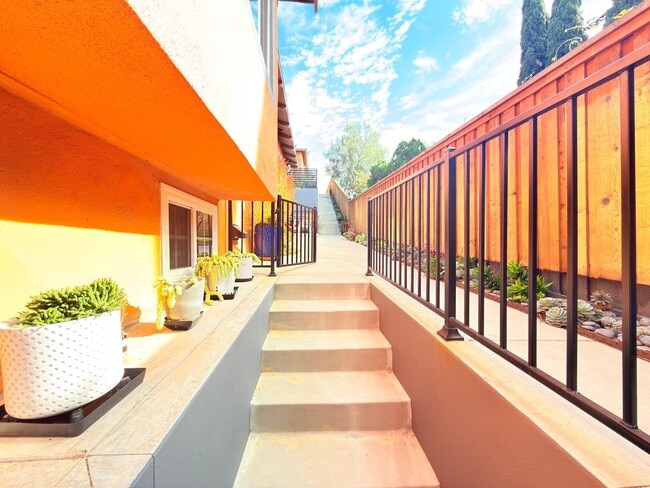 Building Photo - Vista Pl &amp; Marie Ave