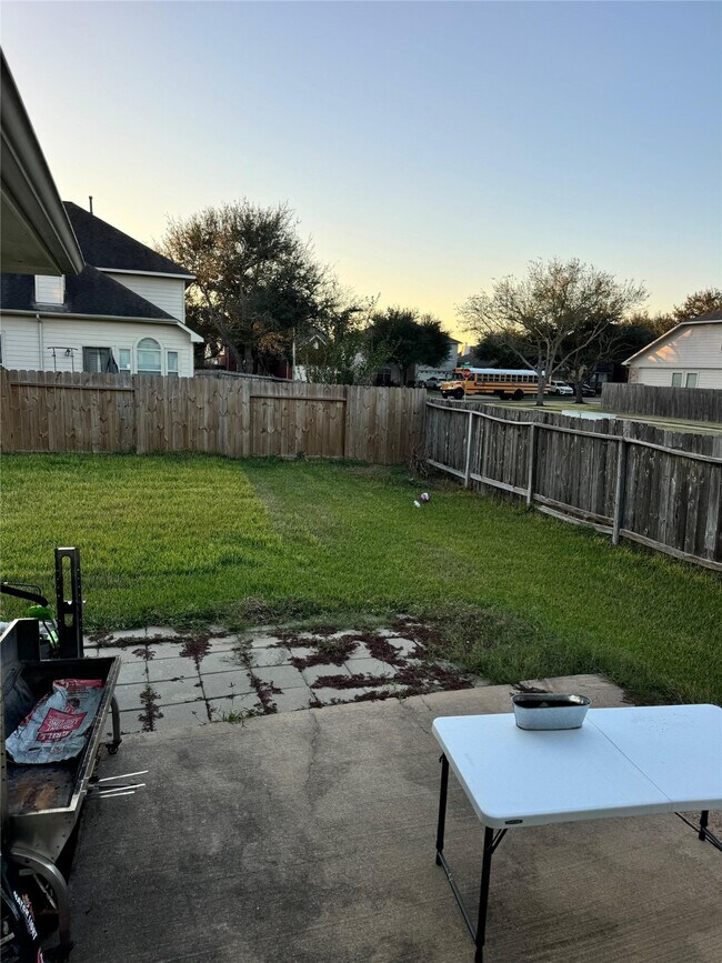 Building Photo - 835 Dracena Ct