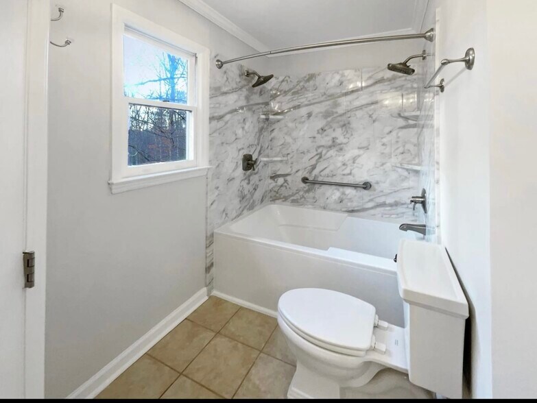 Building Photo - 2305 Whispering Pines Dr