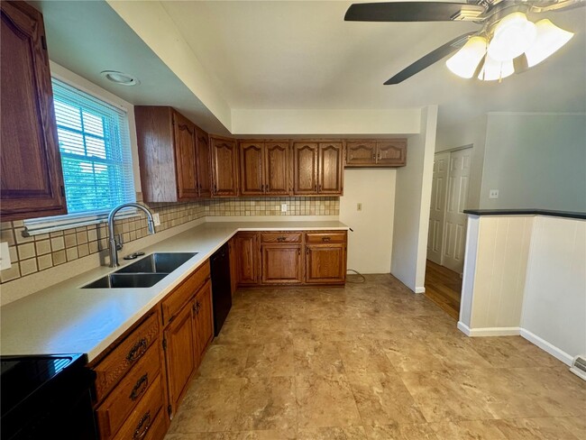 Building Photo - 3417 Robyn Ann Dr