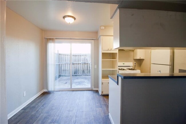 Building Photo - 2506 Manor Cir