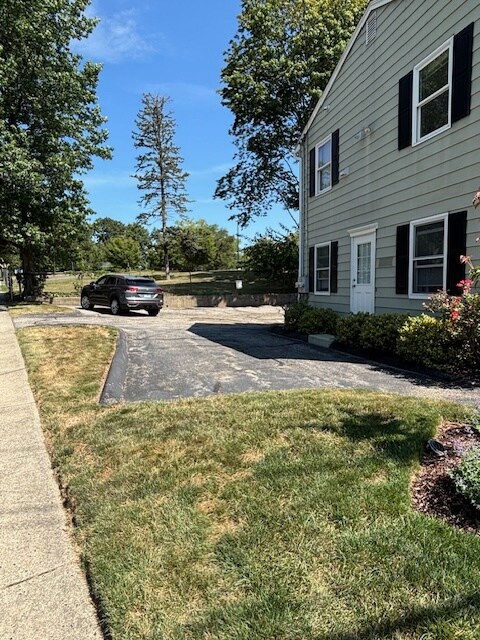 Free off street parking - 54 Darina Pl