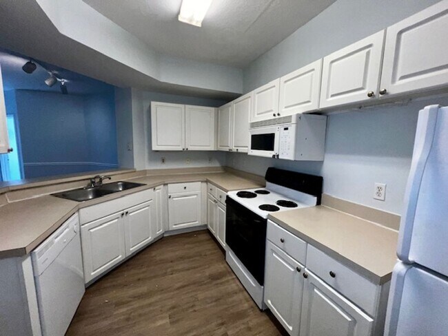 Building Photo - MOVE IN NOW! 2x2 WITH FRESH INTERIOR PAINT & LAMINATE WOOD FLOORING! PRIVATE BALCONY!!!