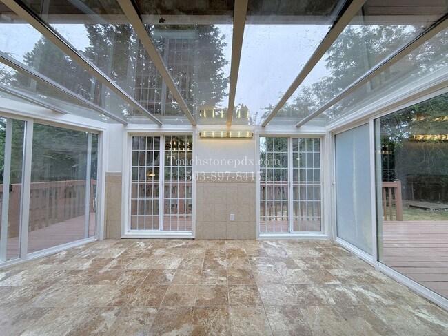 Building Photo - 980 NW Wallula Ave