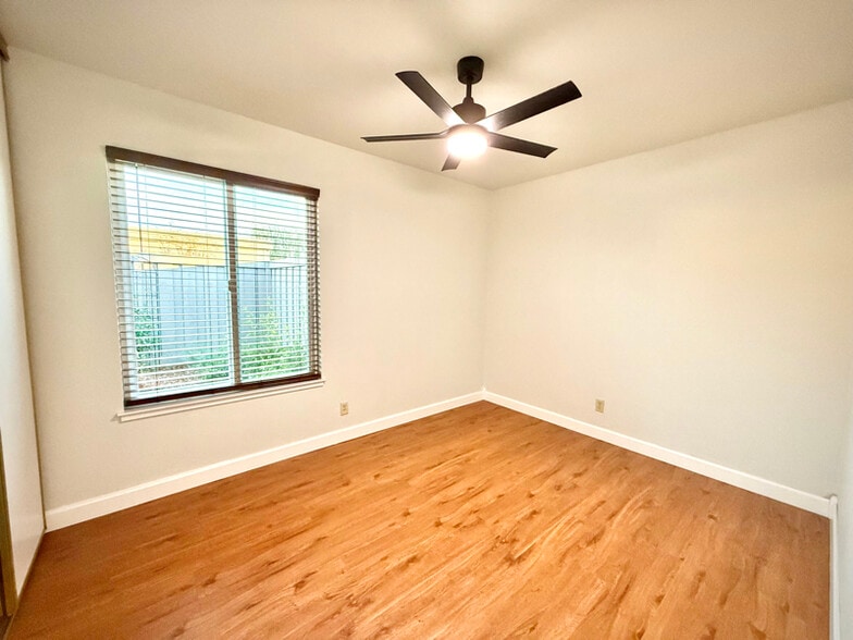 Building Photo - 1582 Calle Enrique