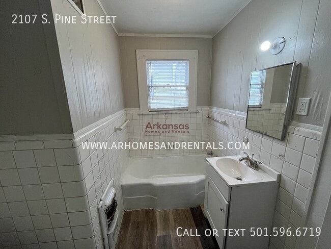 Building Photo - 2107 S Pine St