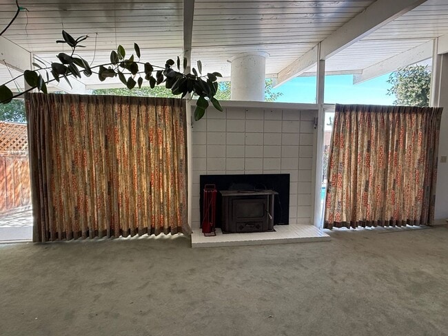 Building Photo - High Desert Retreat- 3 Bedrooms, 2 Bathroo...