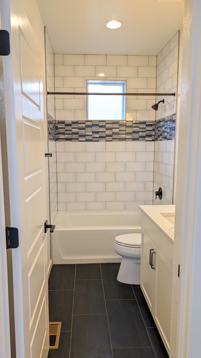 Full bath - 9019 Southurst St