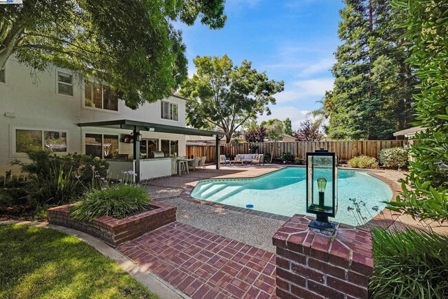 Building Photo - 519 Ellesmere Dr