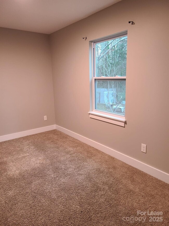 Building Photo - 125 Eastview Dr