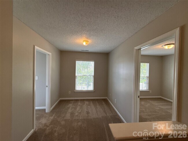 Building Photo - 1032 Meadowbrook Ln SW