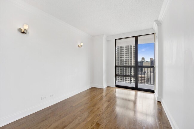 Building Photo - 10 E Ontario St