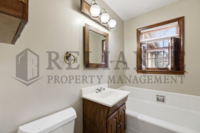 Building Photo - 2242 S Ridgewood Dr