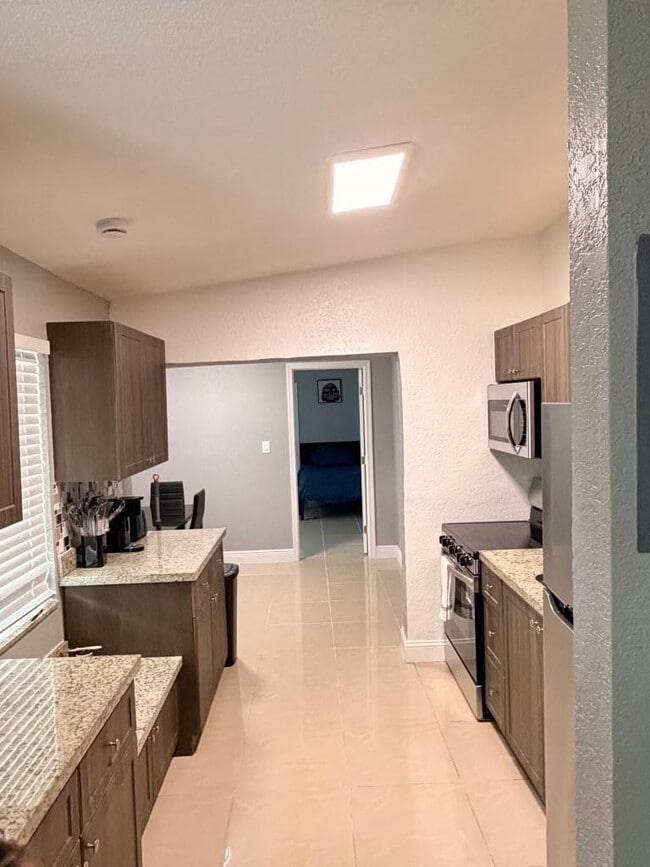 Building Photo - 1558 NW 5th Ave