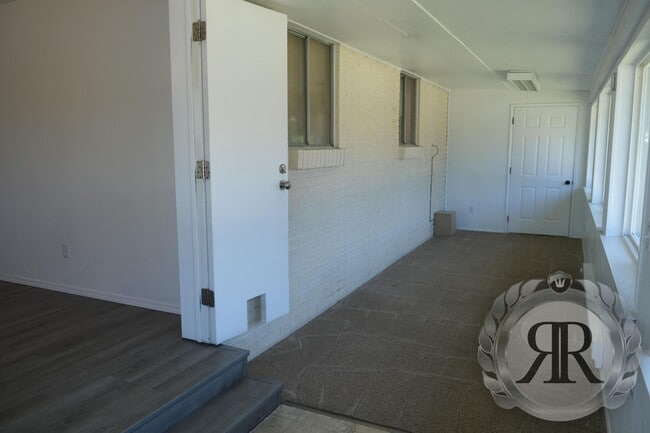 Building Photo - West Valley Tri-Plex, Washer/Dryer & Utili...