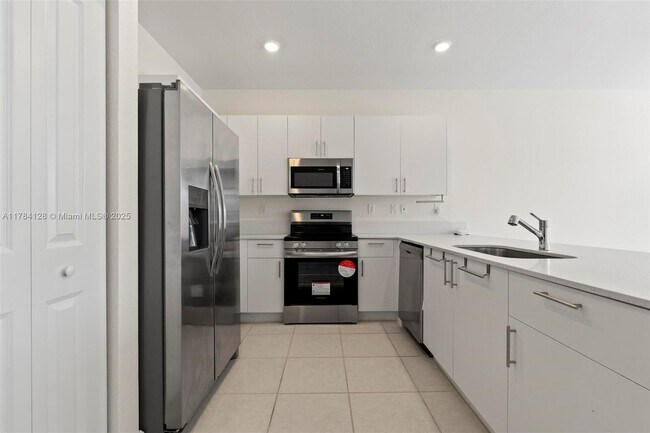 Building Photo - $2550 2634 SE 29 St
