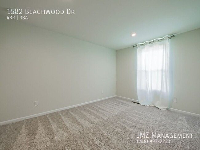 Building Photo - 1582 Beachwood Dr
