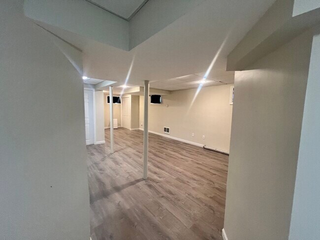 Building Photo - 21 Walnut Ave