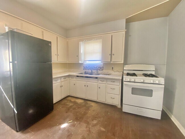 Building Photo - 2 bed 1 bath 1 car garage available now