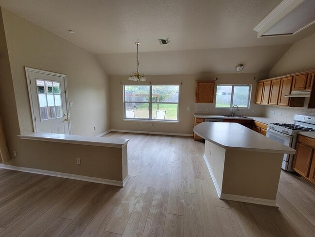 Building Photo - 1013 Howeth Dr