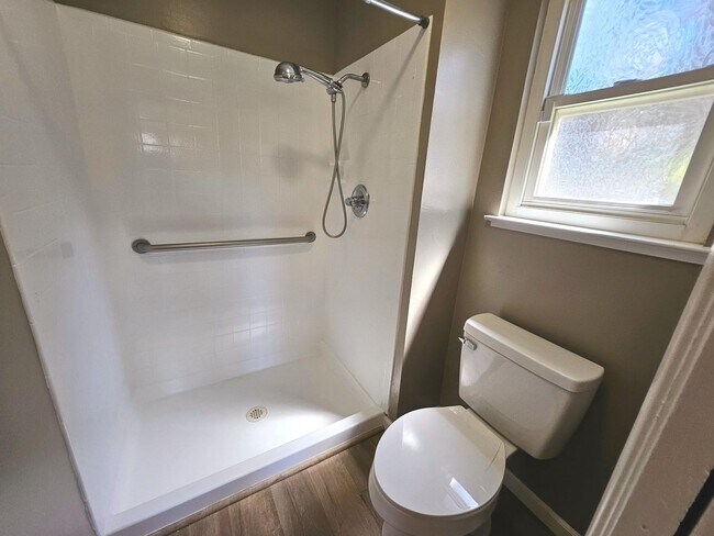 Building Photo - Beatifully updated 3 bedroom, 2 bath home ...