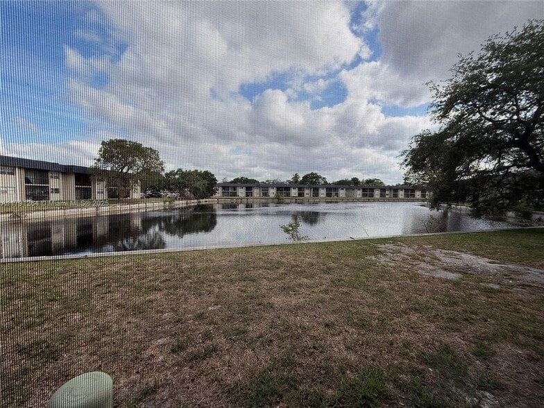 Building Photo - 7910 N Colony Cir