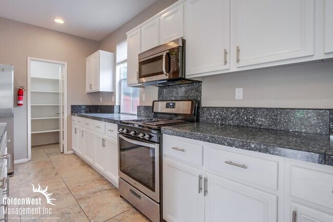 Building Photo - Stunning  5Bdm 3.5Ba  Home with Private Backyard in Prime Location of Oceanside!