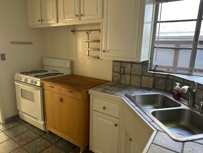 Kitchen - 710 Copeland Ct