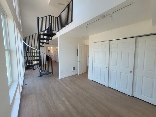 Building Photo - NEWLY Renovated Spacious 1 bedroom unit wi...