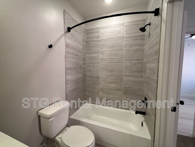 Building Photo - 840 Twin Lakes Dr