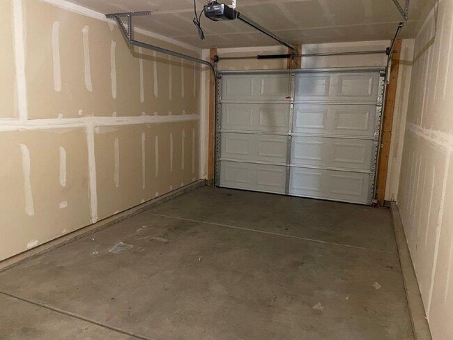 Building Photo - 3 Weeks Rent Free! | Spacious 3 Bed 2.5 Bath Townhome in West Haven | Garage + Pool Community Ame...