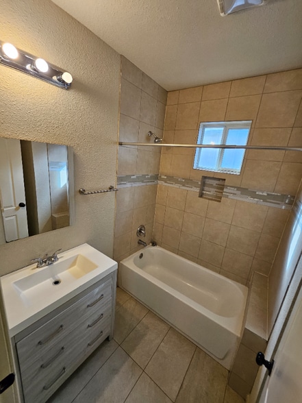 Building Photo - 1016 Center St