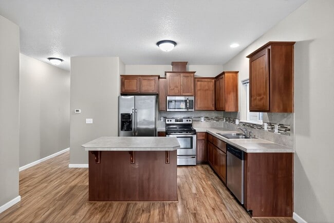 Building Photo - $500 gift card with lease signed by 10/20/...