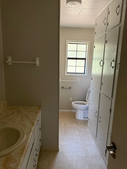 Building Photo - 5845 Pine Hill Dr