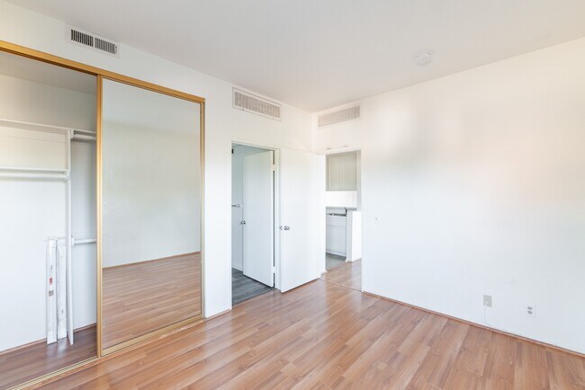 Bedroom Unfurnished - 2452 S Centinela Ave