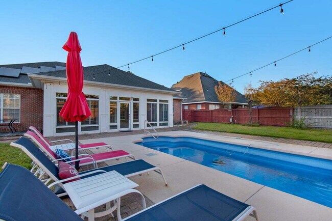 Building Photo - "Charming 3-Bed Oasis with Pool in Niceville!"