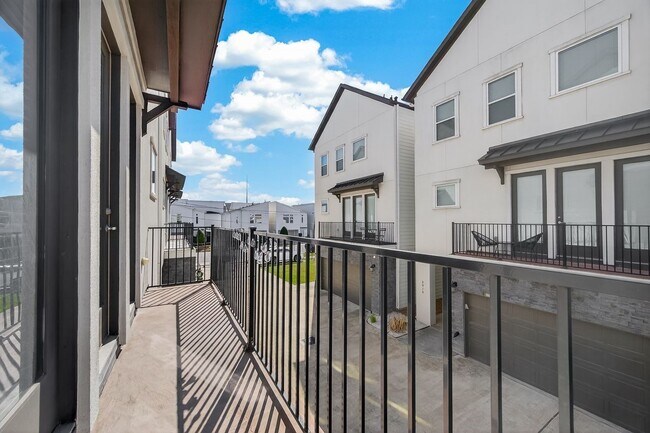 Building Photo - 2010 St Charles St