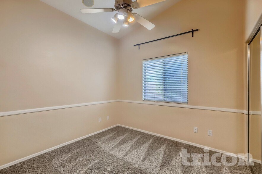 Building Photo - 4410 W Donner Dr