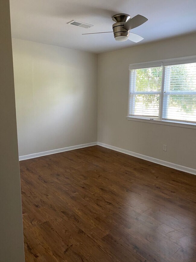 Building Photo - Come Home to Bayou View!!